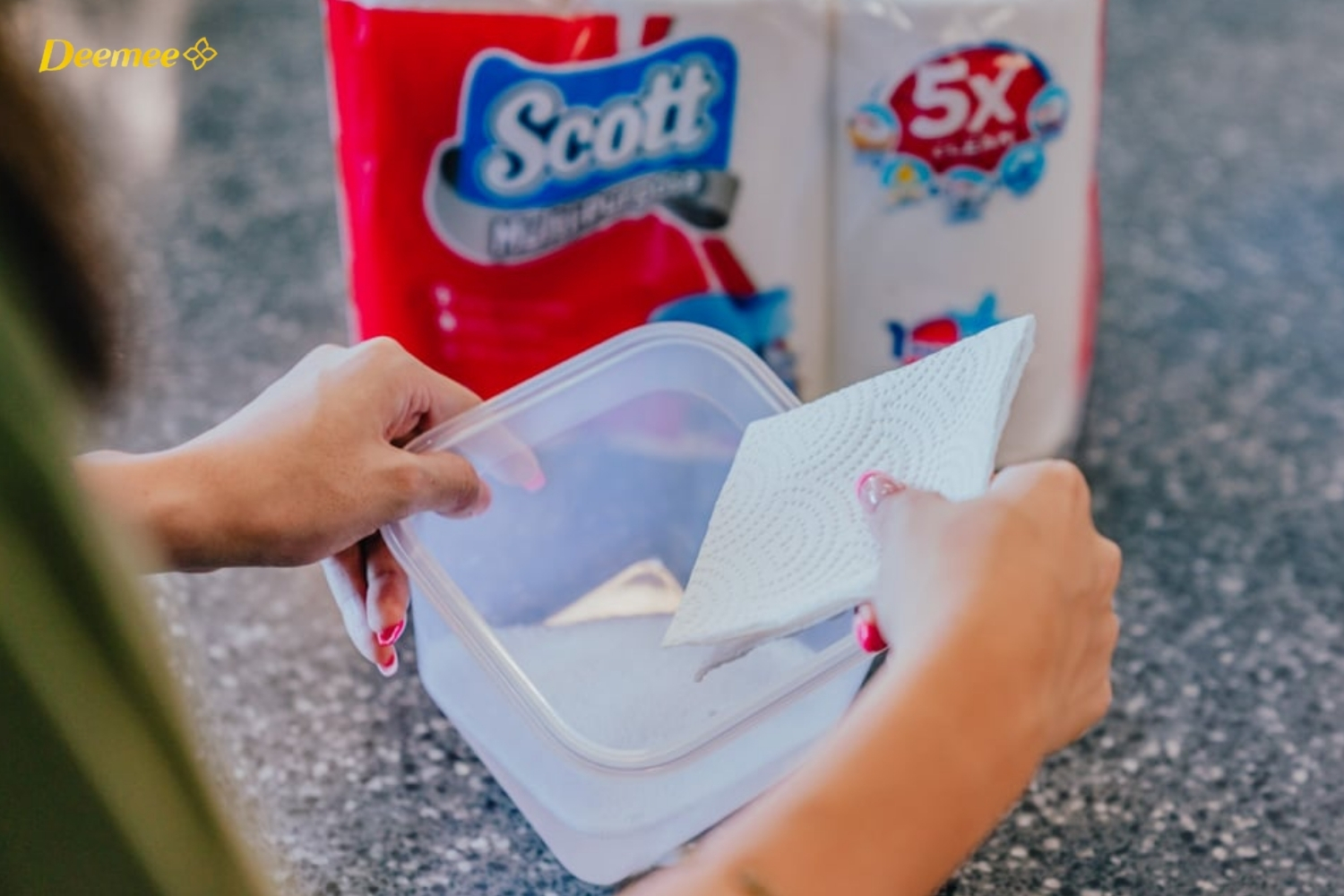 Hành động lắc mạnh là bước quan trọng trong mẹo rửa hộp nhựa sạch dầu mỡ bằng giấy ăn và nước rửa chén.