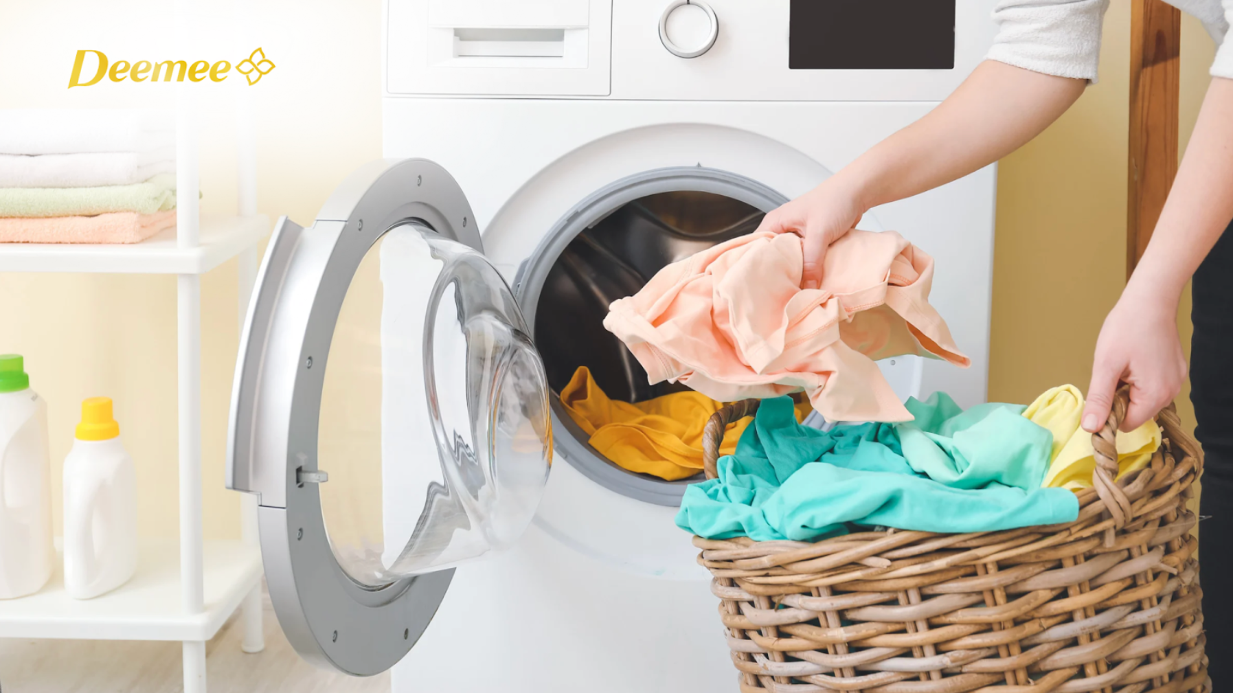 Người phụ nữ đang bỏ quần áo vào máy giặt để giặt