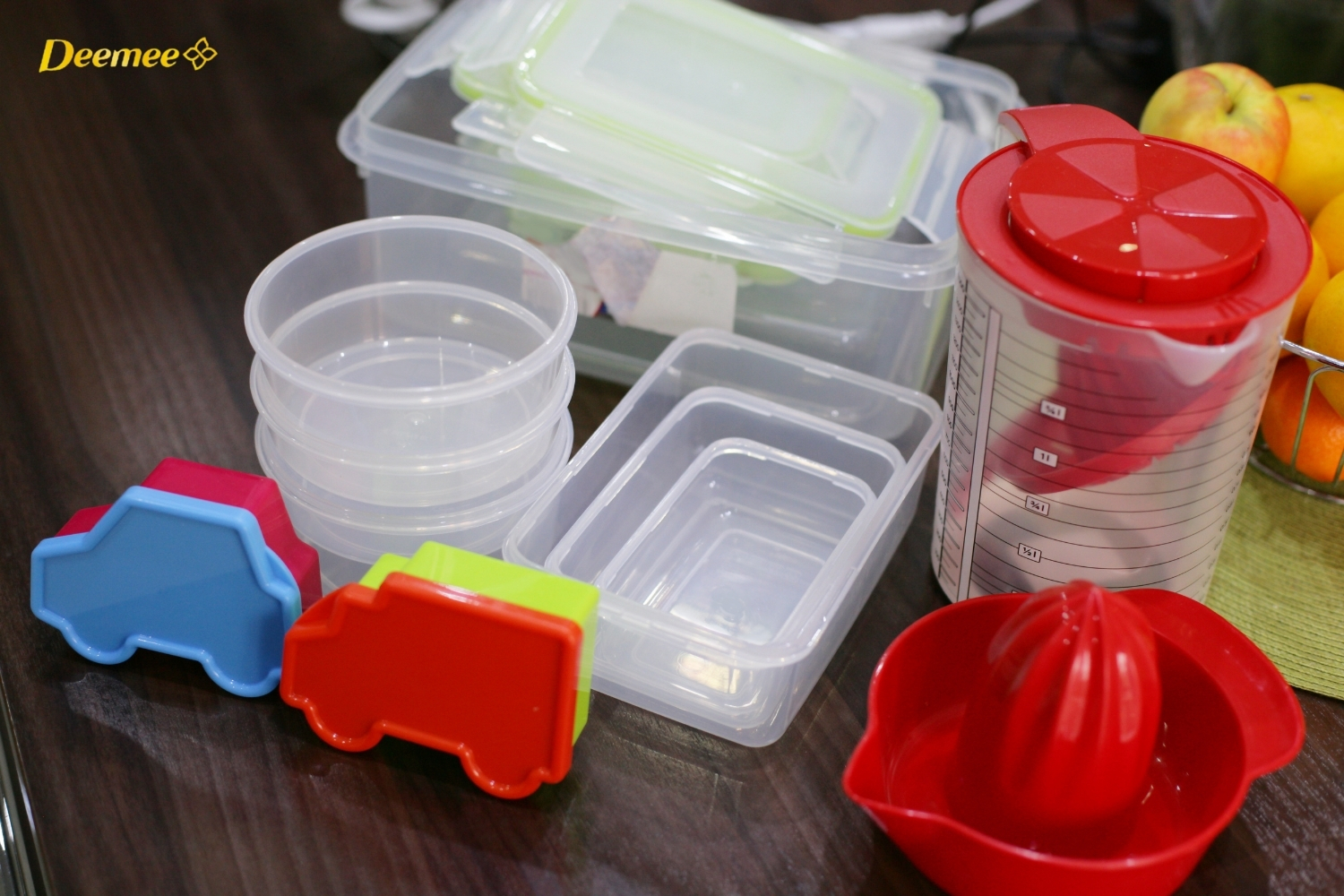 Phơi nắng là cách an toàn để thực hiện mẹo tẩy vết ố vàng trên hộp nhựa.