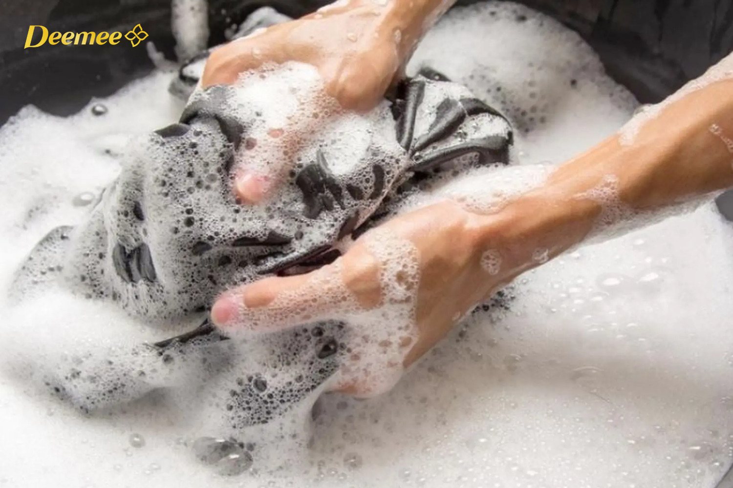 Nước giặt xả Deemee - Vũ khí cho quần áo thơm bền bỉ